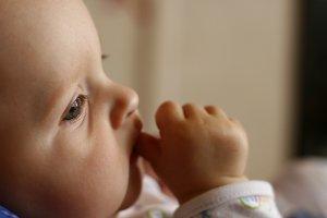 Zaparcia u niemowląt – jak pomóc maluchowi?