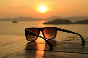 Okulary przeciwsłoneczne – dlaczego warto je nosić, jak chronią i przed czym?