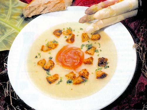 Zupa szparagowa z łososiem 