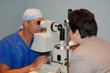 Korekcja wad wzroku: laser zamiast okularów i soczewek